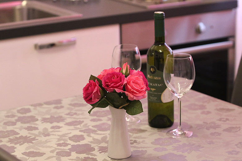 Apartments City, Makarska - flowers on the table
