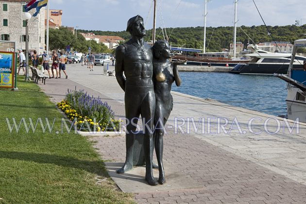 sculpture of tourists in makarska harbour