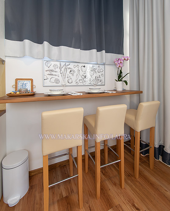 apartments Laura, Makarska - table and high chairs