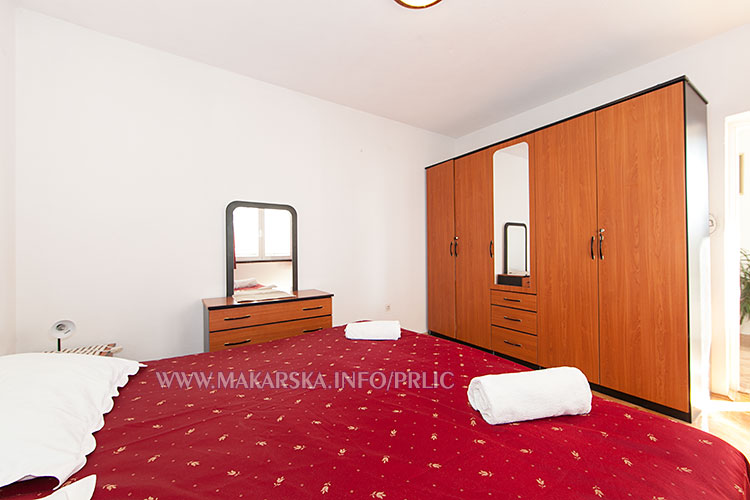 apartments Prli, Makarska - wardrobe in the bedroom