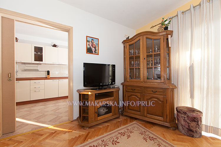apartments Prli, Makarska - kitchen, TV