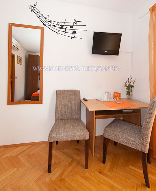 apartments Sandra, Makarska - dressing table, TV, mirror