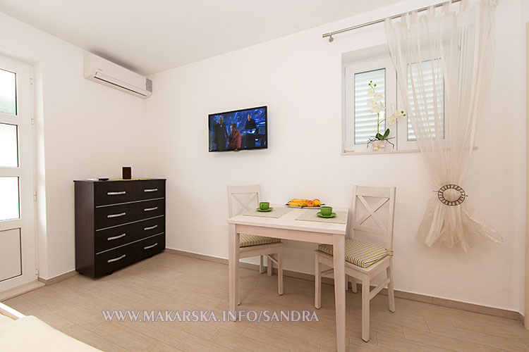apartments Sandra, Makarska - dining table