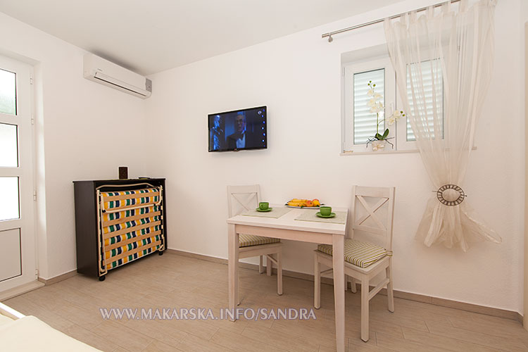 apartments Sandra, Makarska - dining table, additional bed